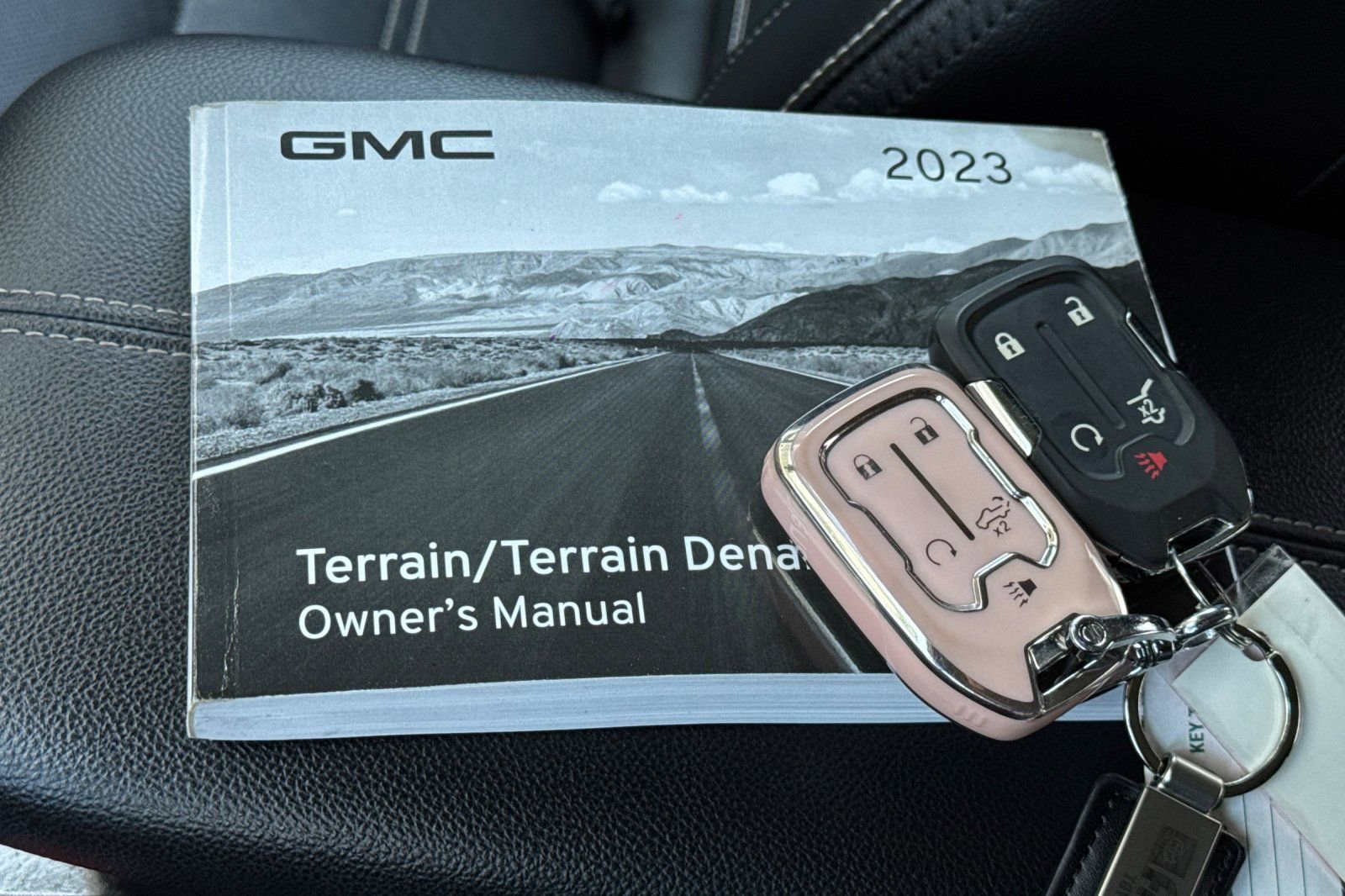 Used 2023 GMC Terrain Denali w/ Denali Premium Package AWD/4WD image 11