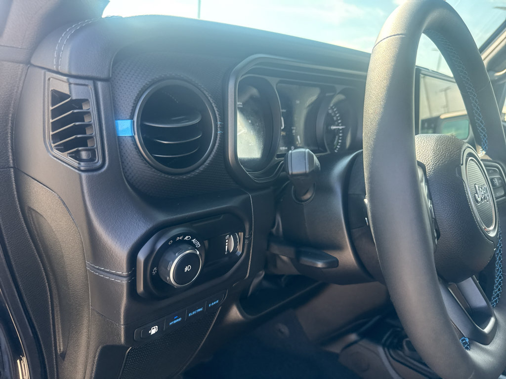 Used 2025 Jeep Wrangler Unlimited Rubicon 4xe w/ Safety Group AWD/4WD image 13
