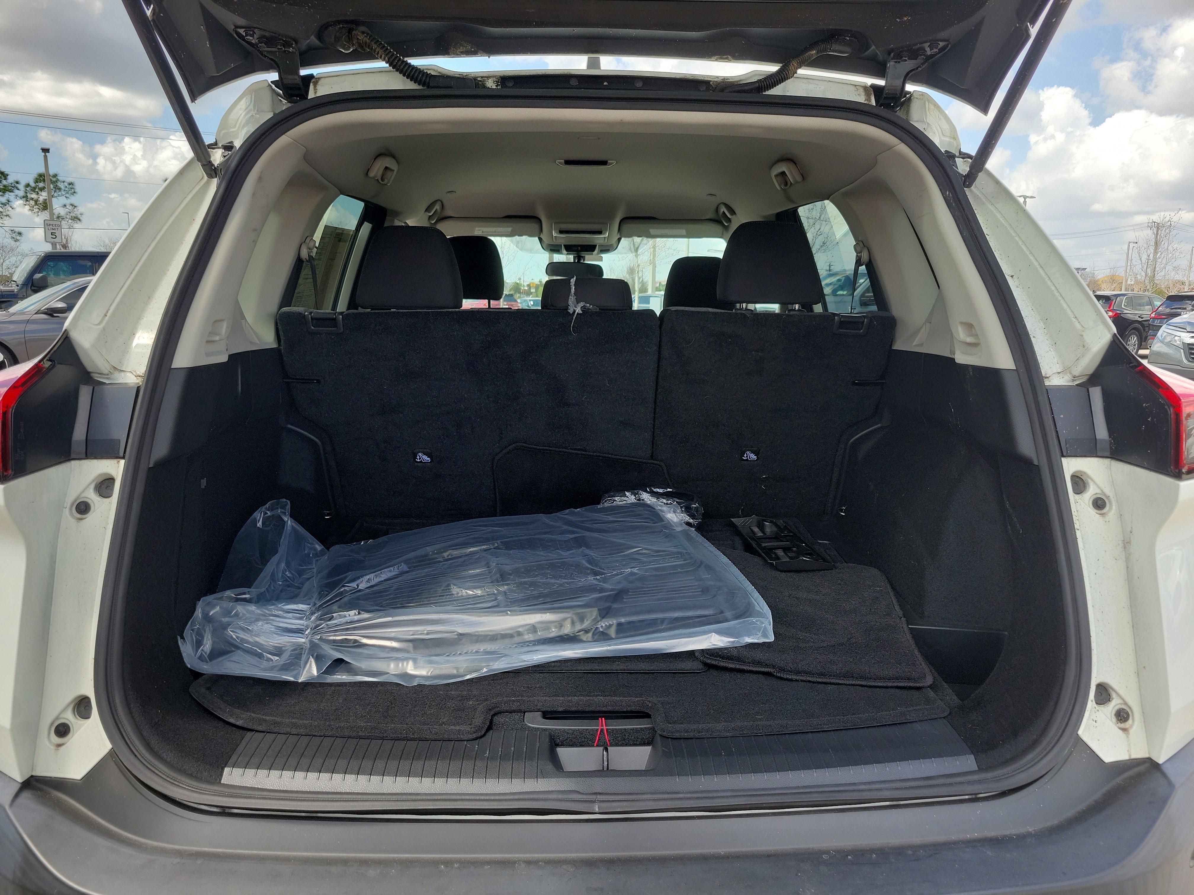 Used 2022 Nissan Rogue S image 11