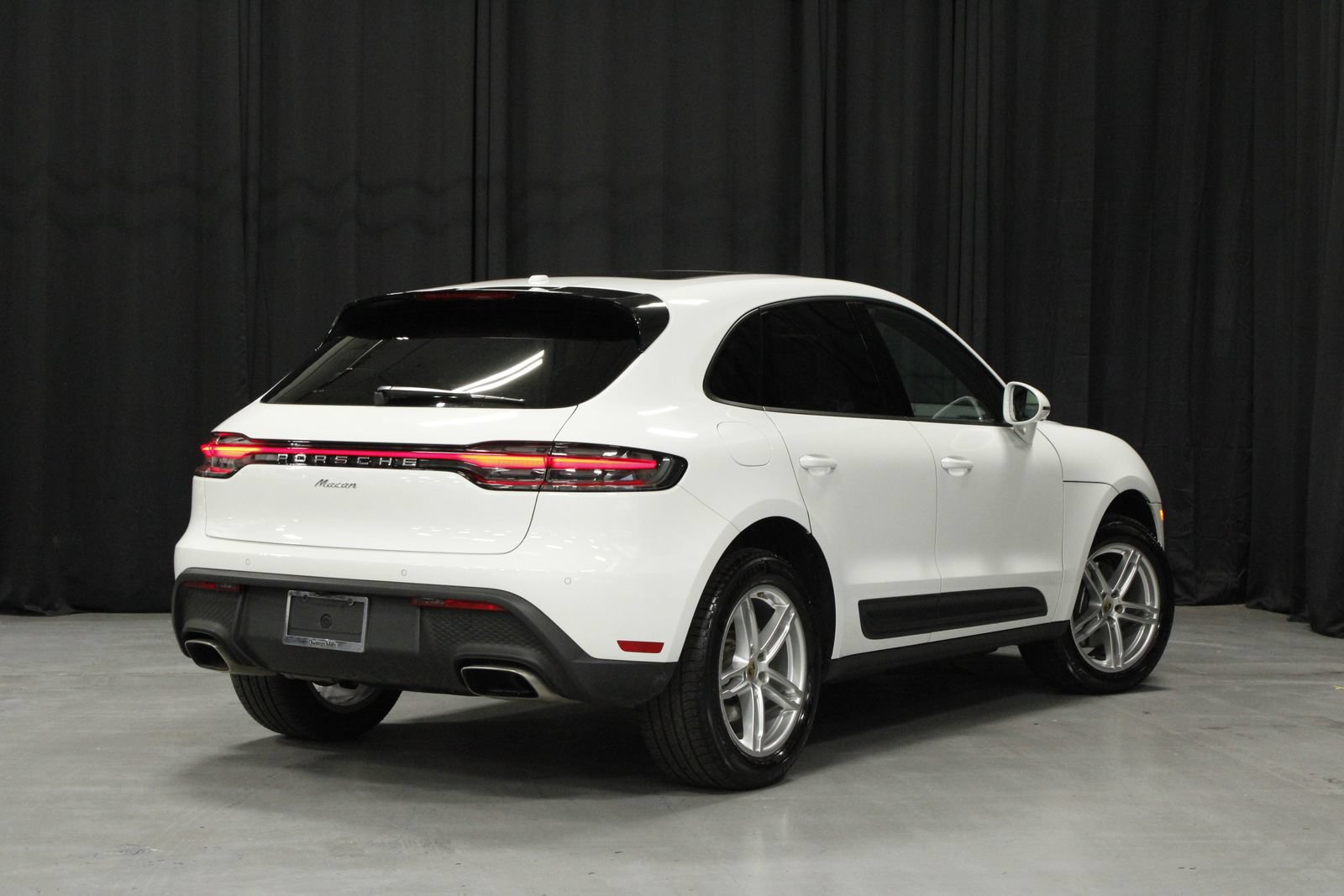 Certified 2025 Porsche Macan AWD/4WD image 5