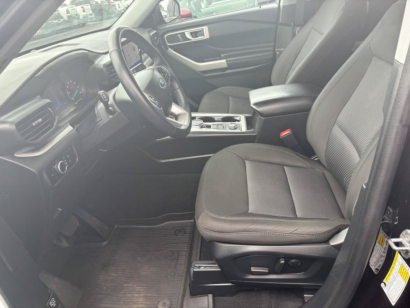 Used 2024 Ford Explorer XLT AWD/4WD image 4