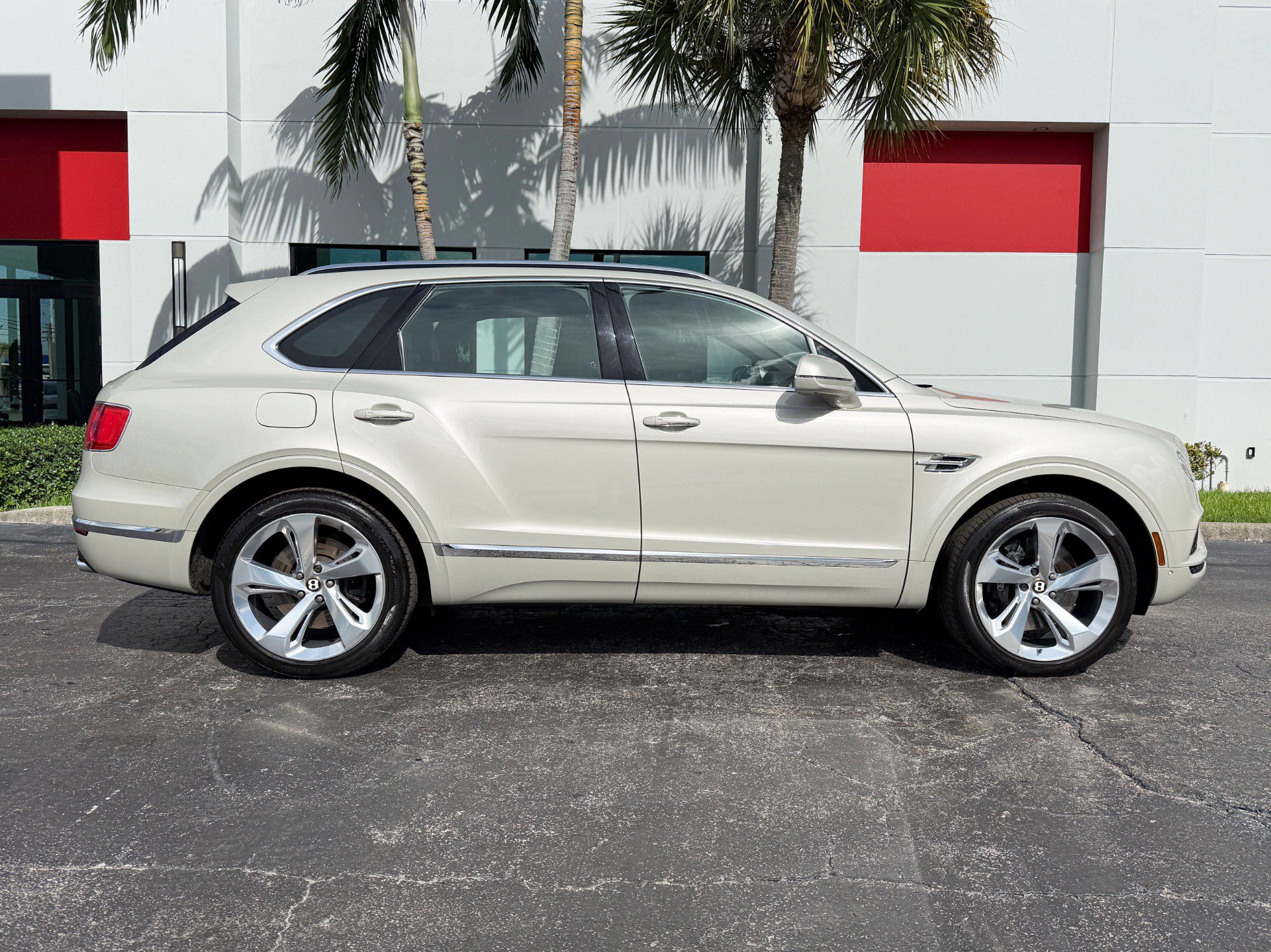 Used 2019 Bentley Bentayga AWD/4WD image 2