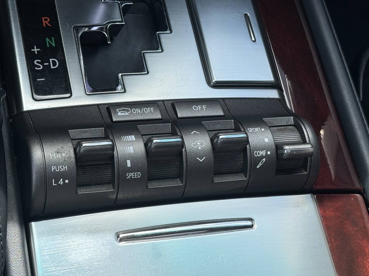Used 2011 Lexus LX 570 4WD w/ Luxury Pkg w/Pre-crash image 16