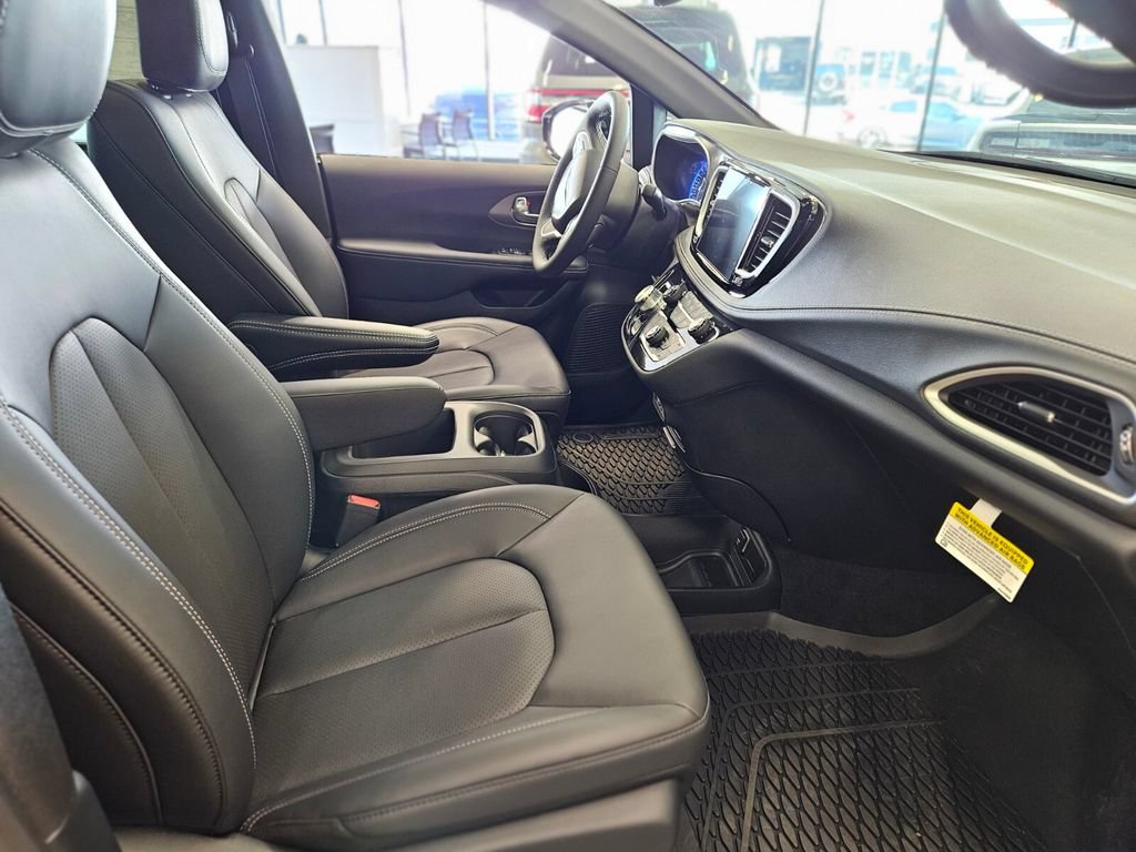 New 2025 Chrysler Pacifica Select w/ Fav Edition Package FWD image 10