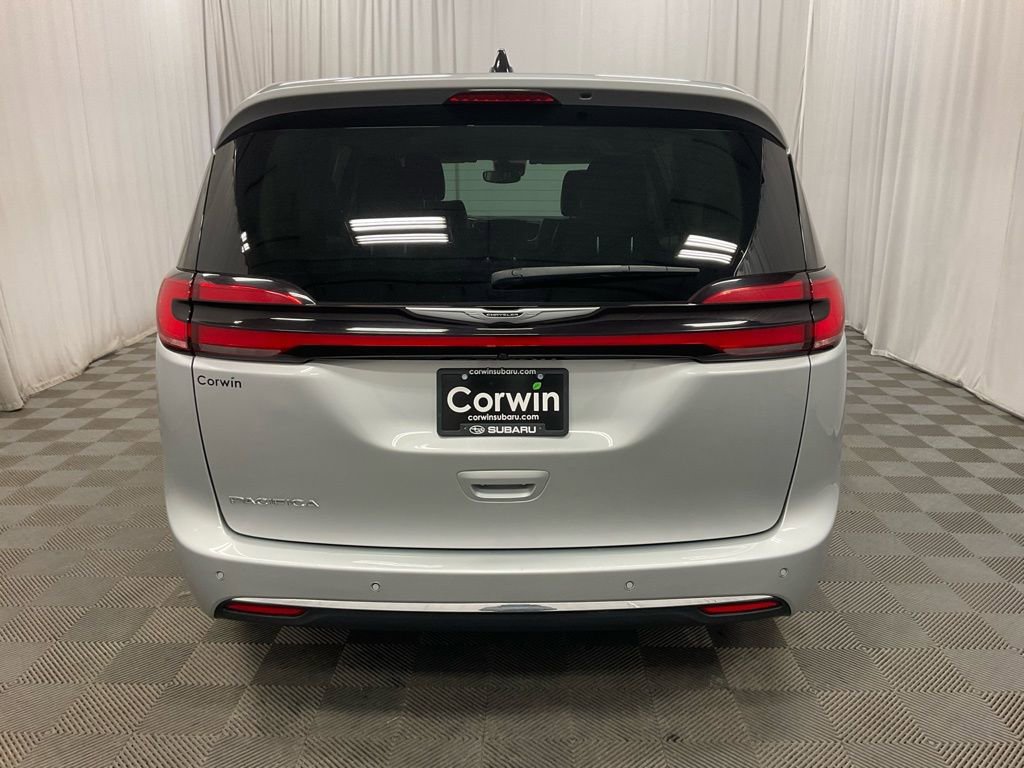 Used 2023 Chrysler Pacifica Touring-L image 3