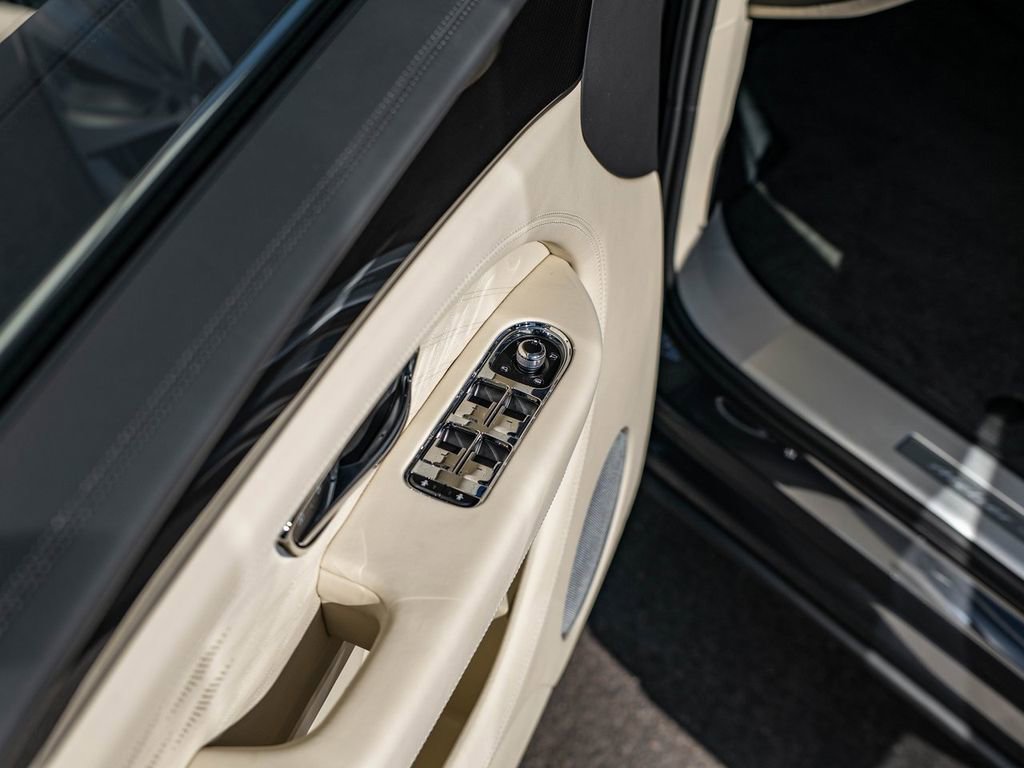 Used 2025 Bentley Bentayga image 29