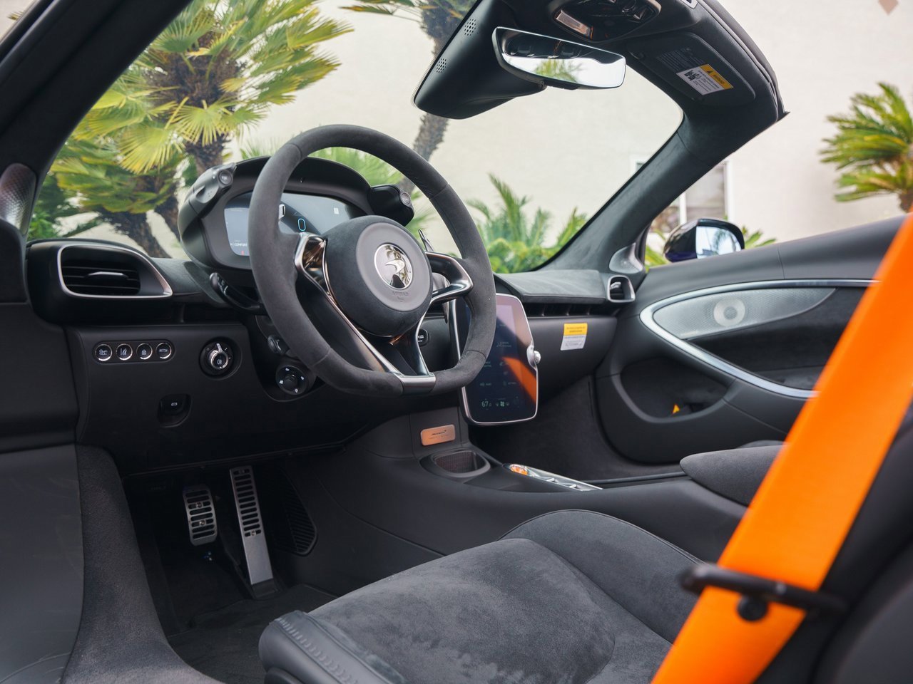 Used 2025 McLaren Artura Spider image 8