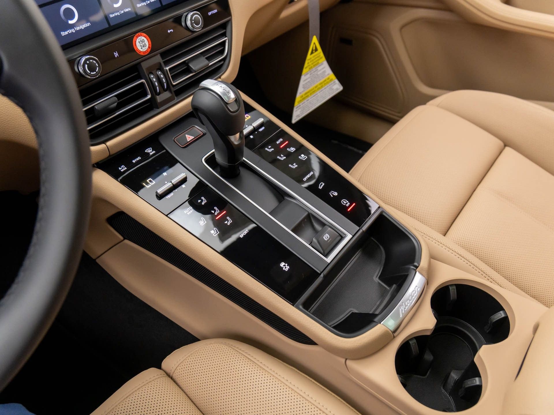 Certified 2025 Porsche Macan image 13