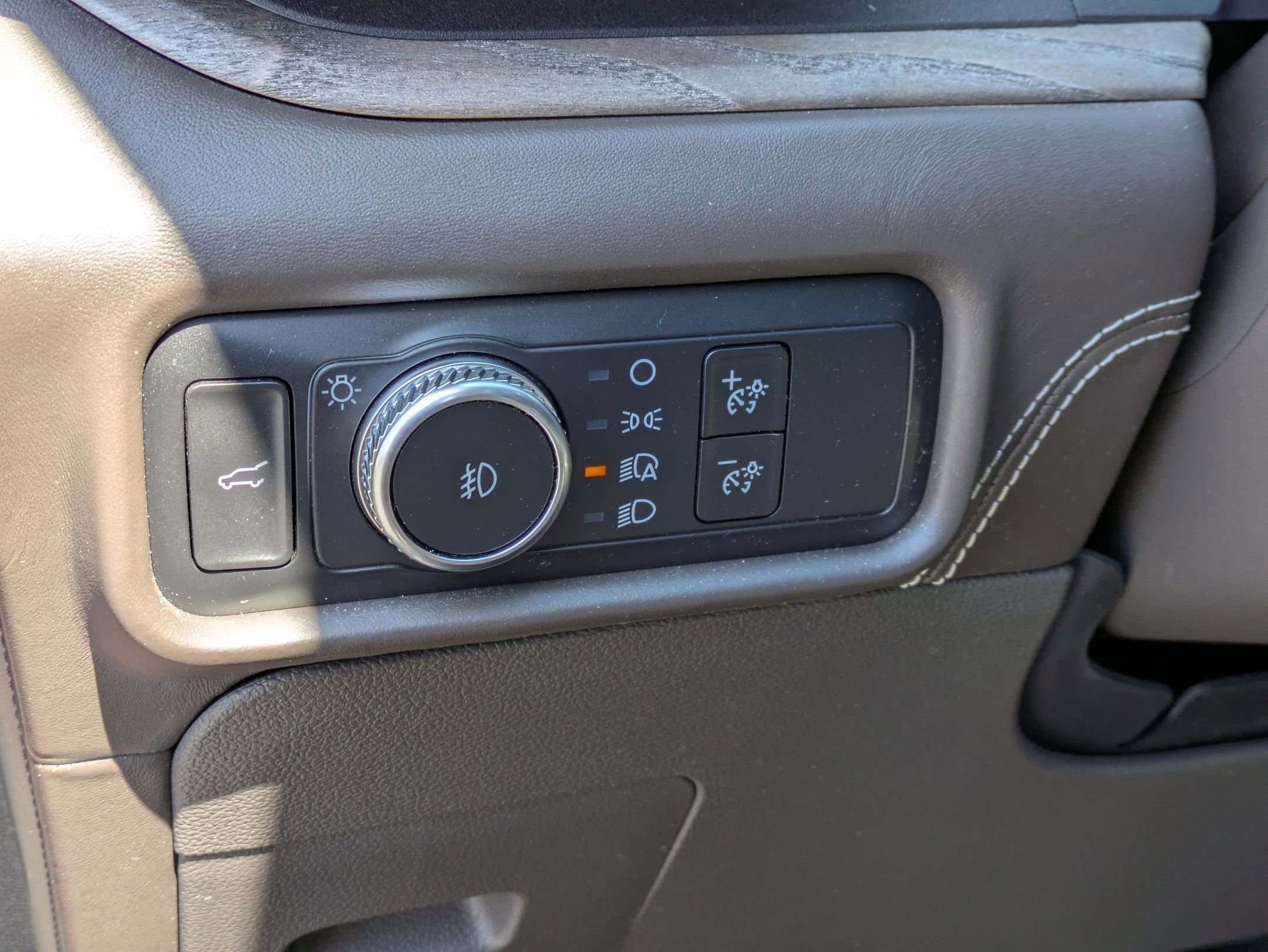 Used 2020 Ford Explorer Platinum w/ Premium Technology Package AWD/4WD image 16