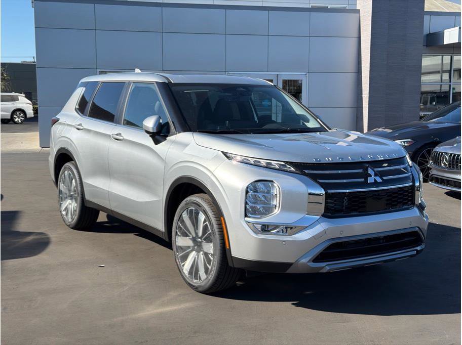 New 2026 Mitsubishi Outlander LE image 3