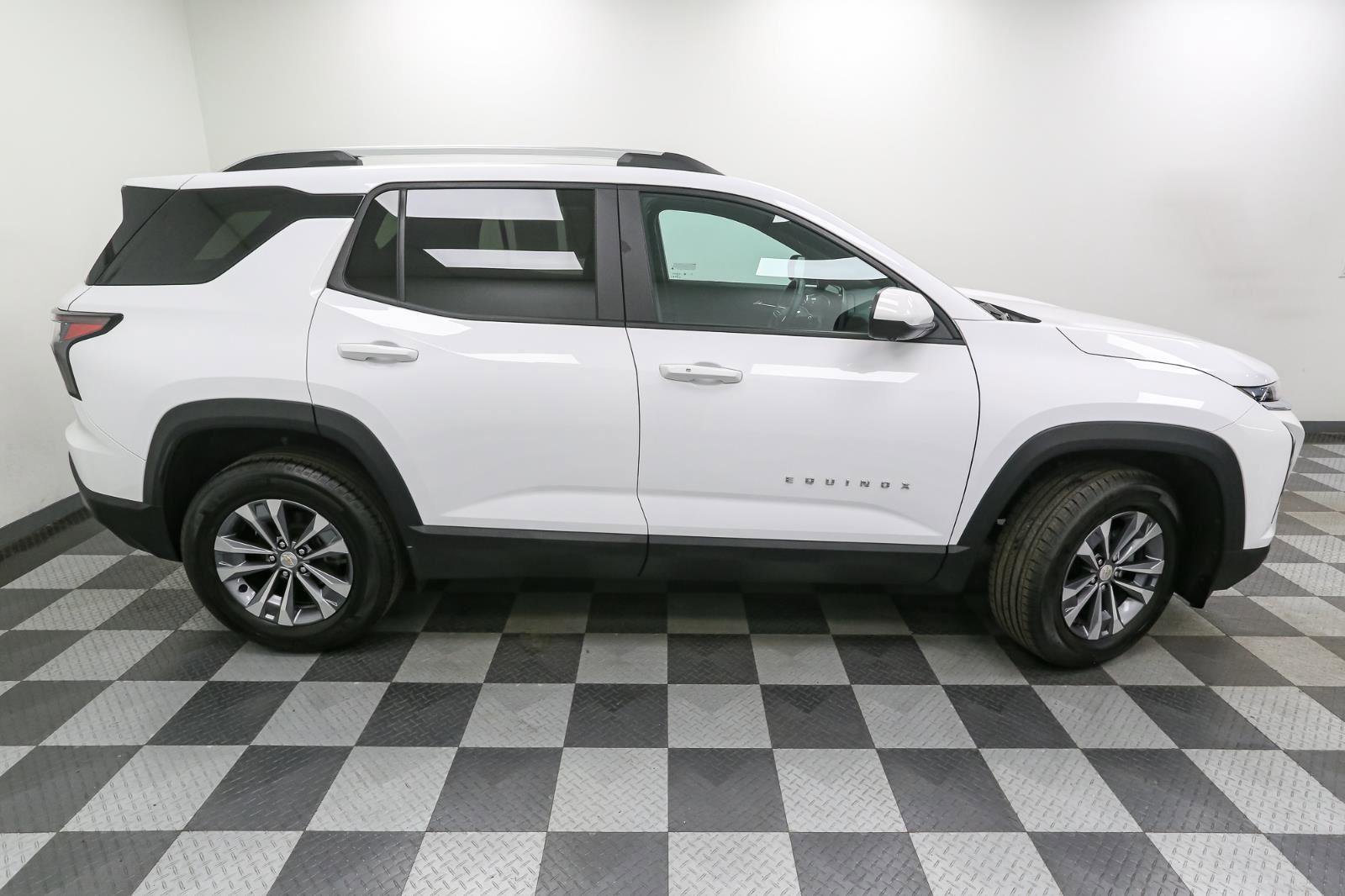 Used 2025 Chevrolet Equinox LT w/ Convenience Package II image 8