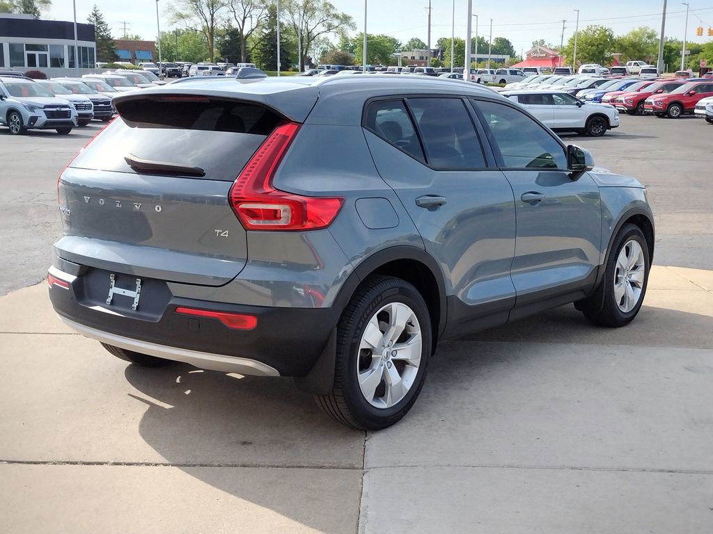 Used 2020 Volvo XC40 T4 Momentum FWD image 6