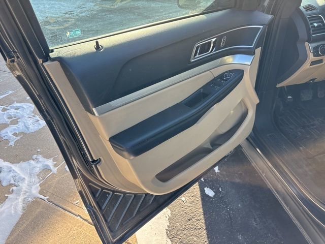 Used 2017 Ford Explorer XLT w/ Equipment Group 202A image 9