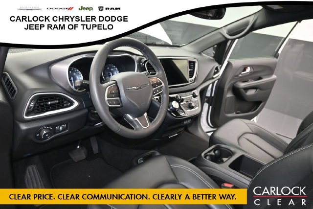 Used 2025 Chrysler Pacifica Select FWD image 12