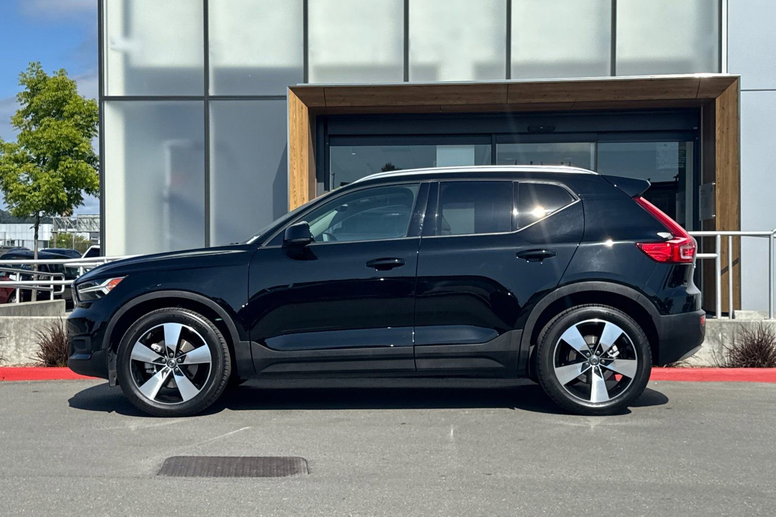 Used 2021 Volvo XC40 T5 Momentum w/ Premium Package AWD/4WD image 5