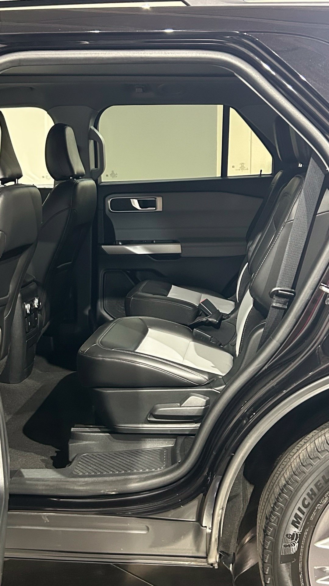 Used 2022 Ford Explorer XLT w/ Equipment Group 202A AWD/4WD image 52