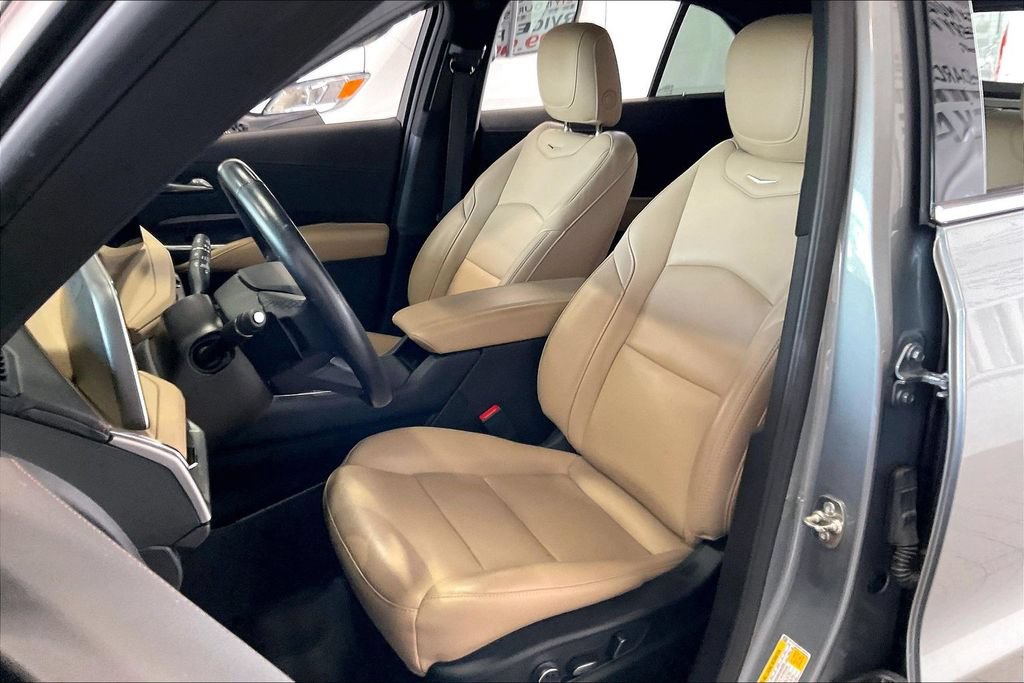 Used 2025 Cadillac XT4 Premium Luxury FWD image 3