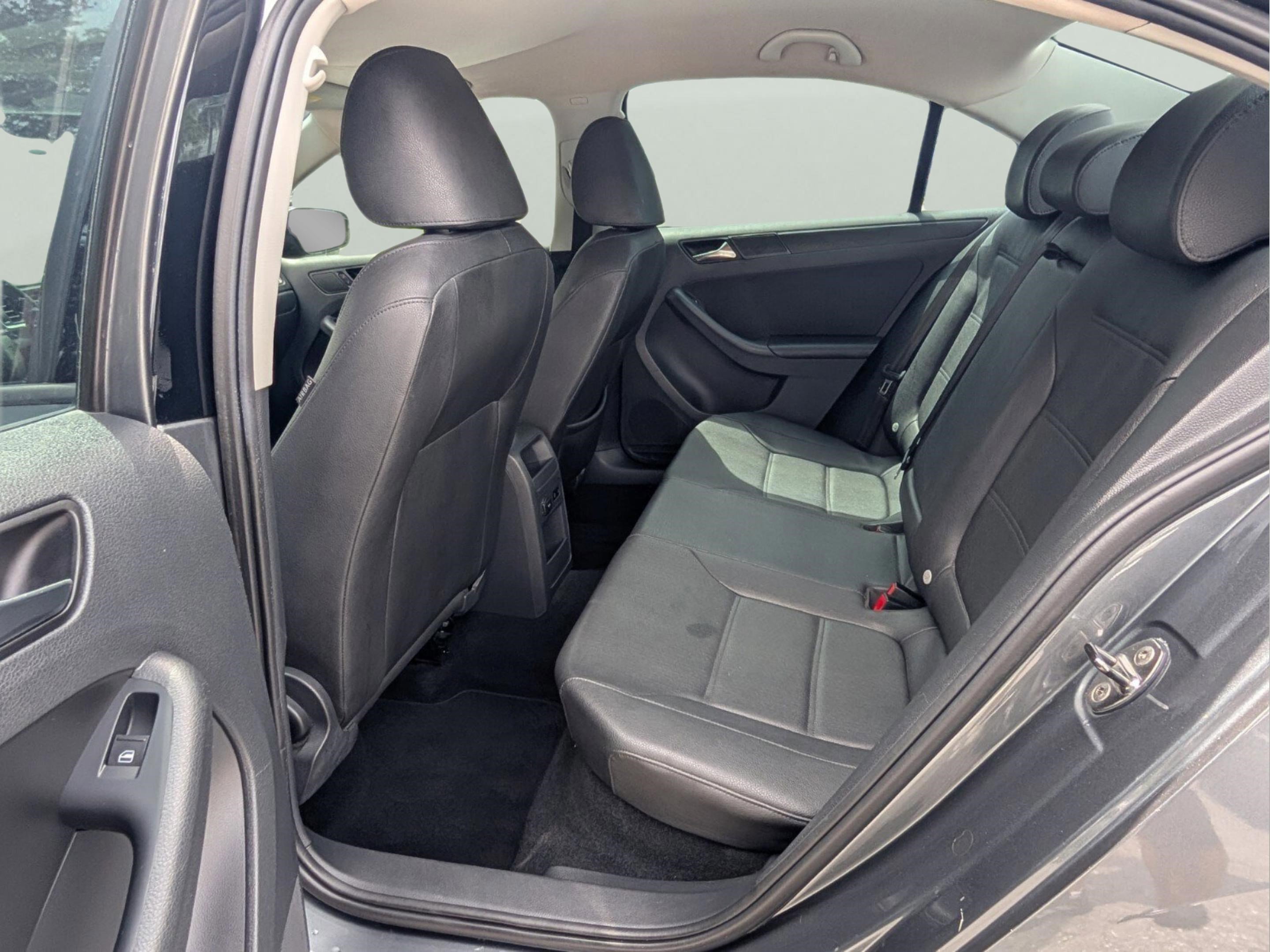 Used 2012 Volkswagen Jetta SE FWD image 32