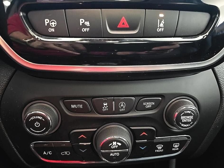 Used 2021 Jeep Cherokee Limited image 22