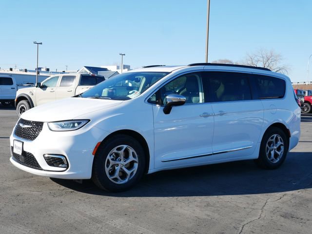 Used 2023 Chrysler Pacifica Limited image 2