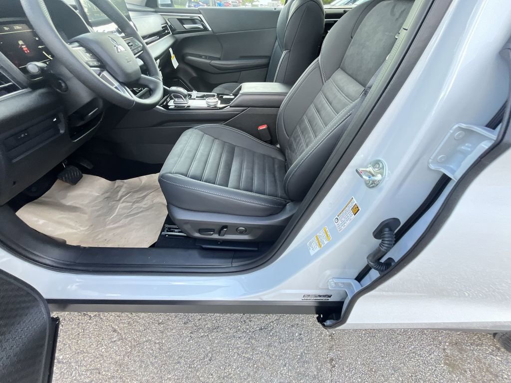 New 2025 Mitsubishi Outlander SE image 12