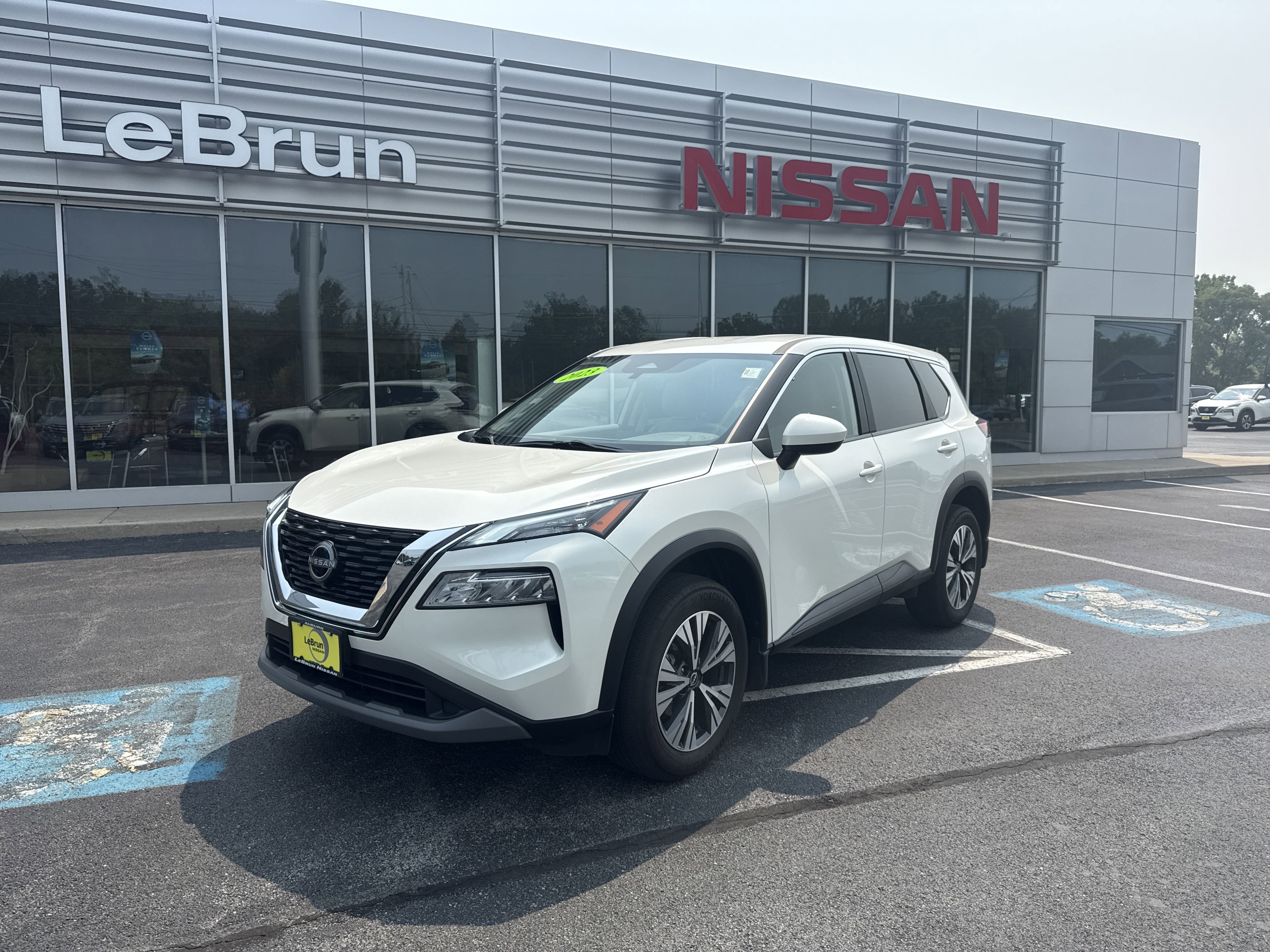 Used 2023 Nissan Rogue SV image 1