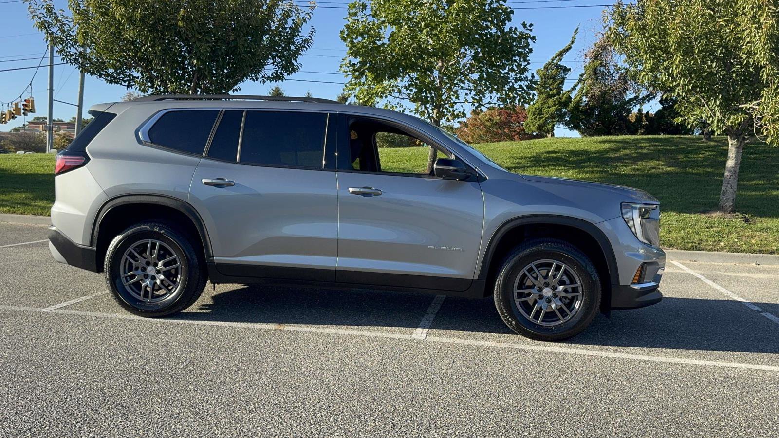 Used 2025 GMC Acadia Elevation image 3