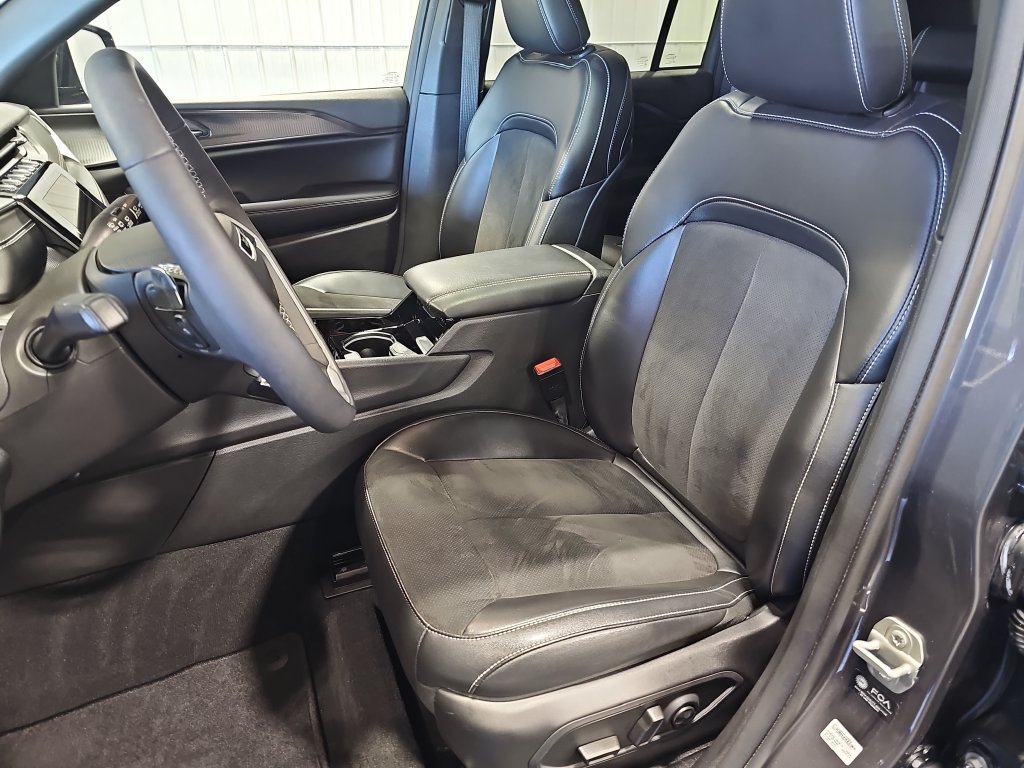 Used 2023 Jeep Grand Cherokee Altitude AWD/4WD image 15