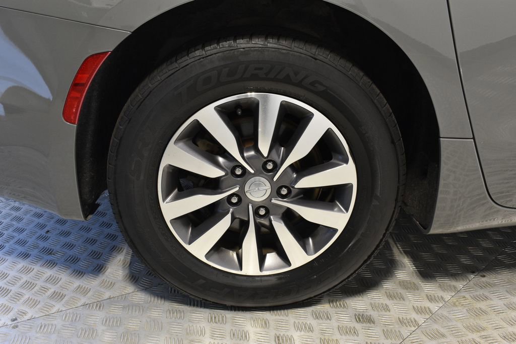 Used 2020 Chrysler Pacifica Touring-L Plus image 37