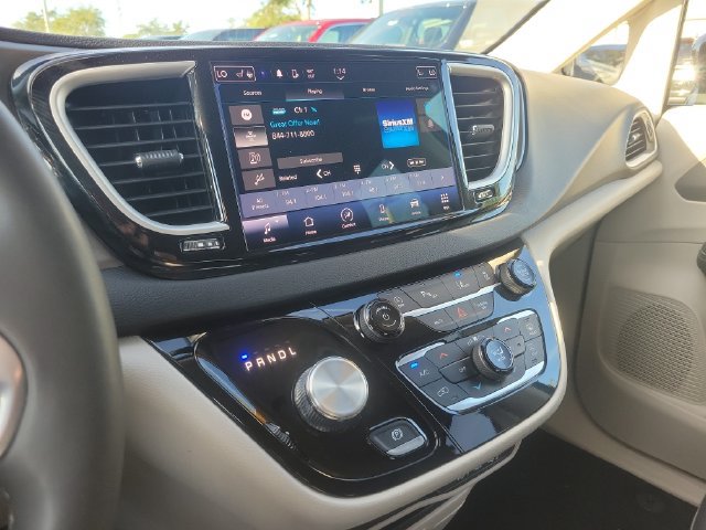 Used 2024 Chrysler Pacifica Touring-L FWD image 25