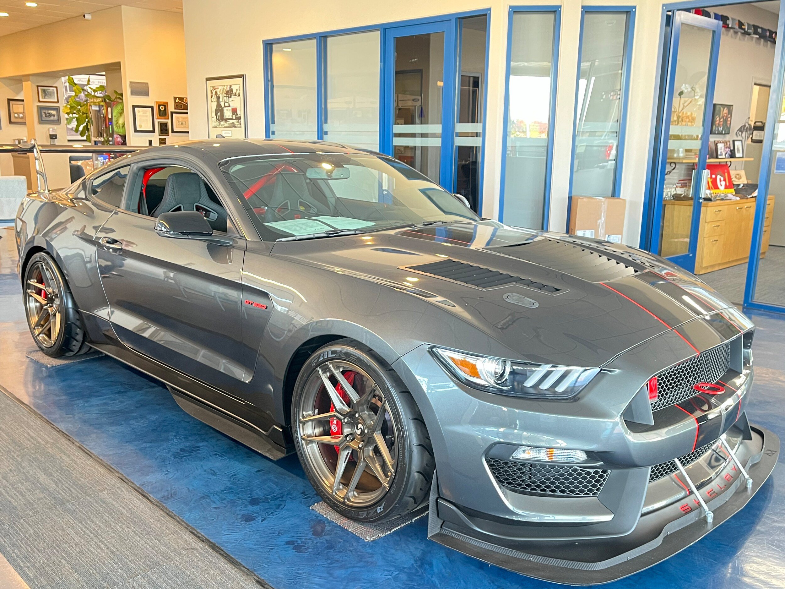 Used 2020 Ford Mustang Shelby GT350R w/ GT350R Equipment Group 920A RWD image 2