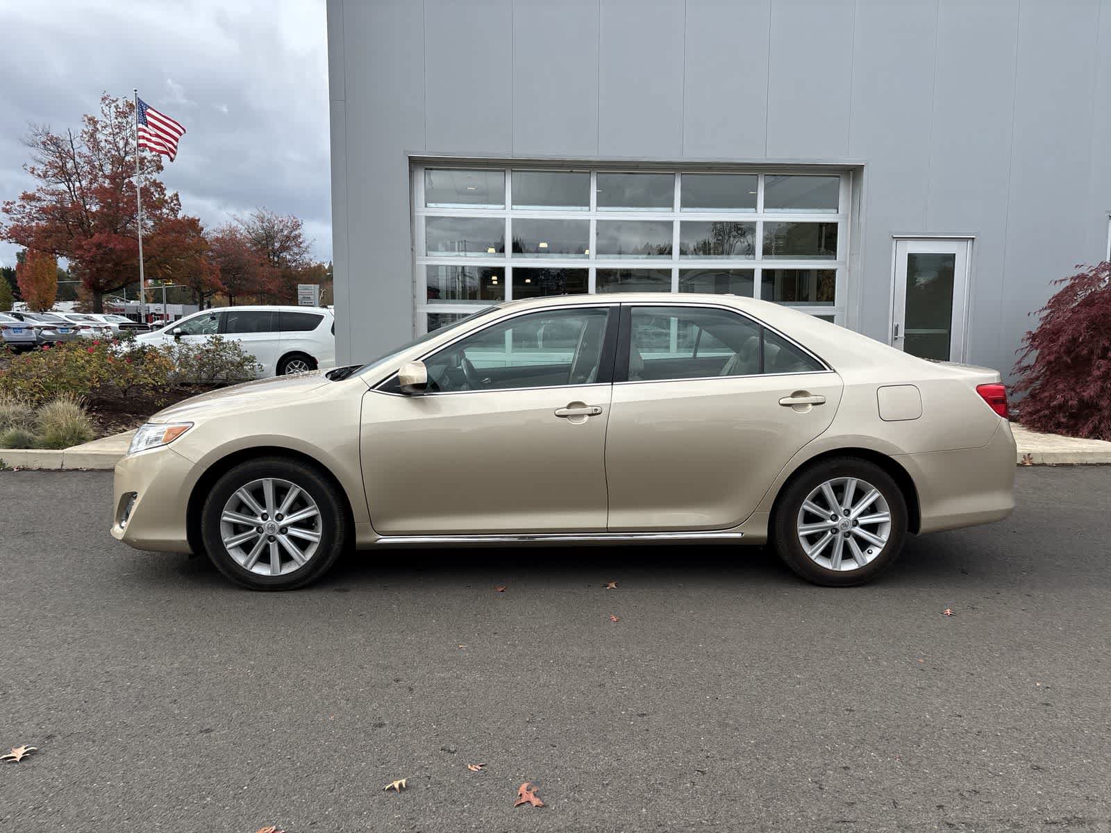 Used 2012 Toyota Camry XLE w/ Leather Pkg FWD image 2