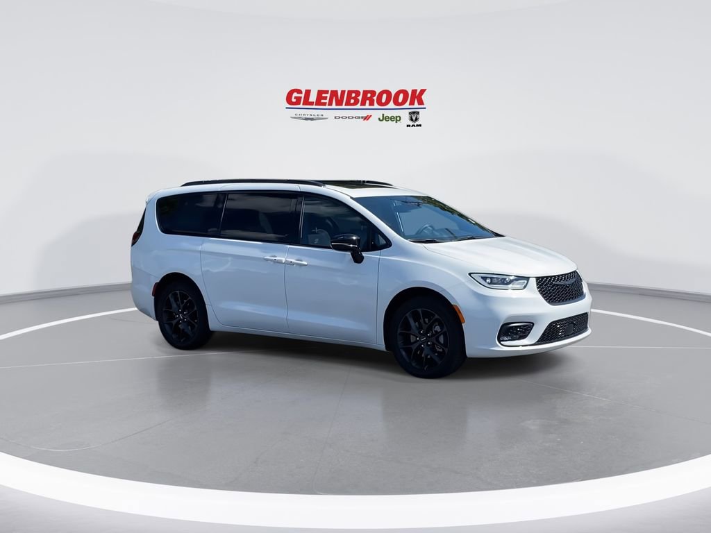 Used 2024 Chrysler Pacifica Limited w/ S Appearance Package image 2