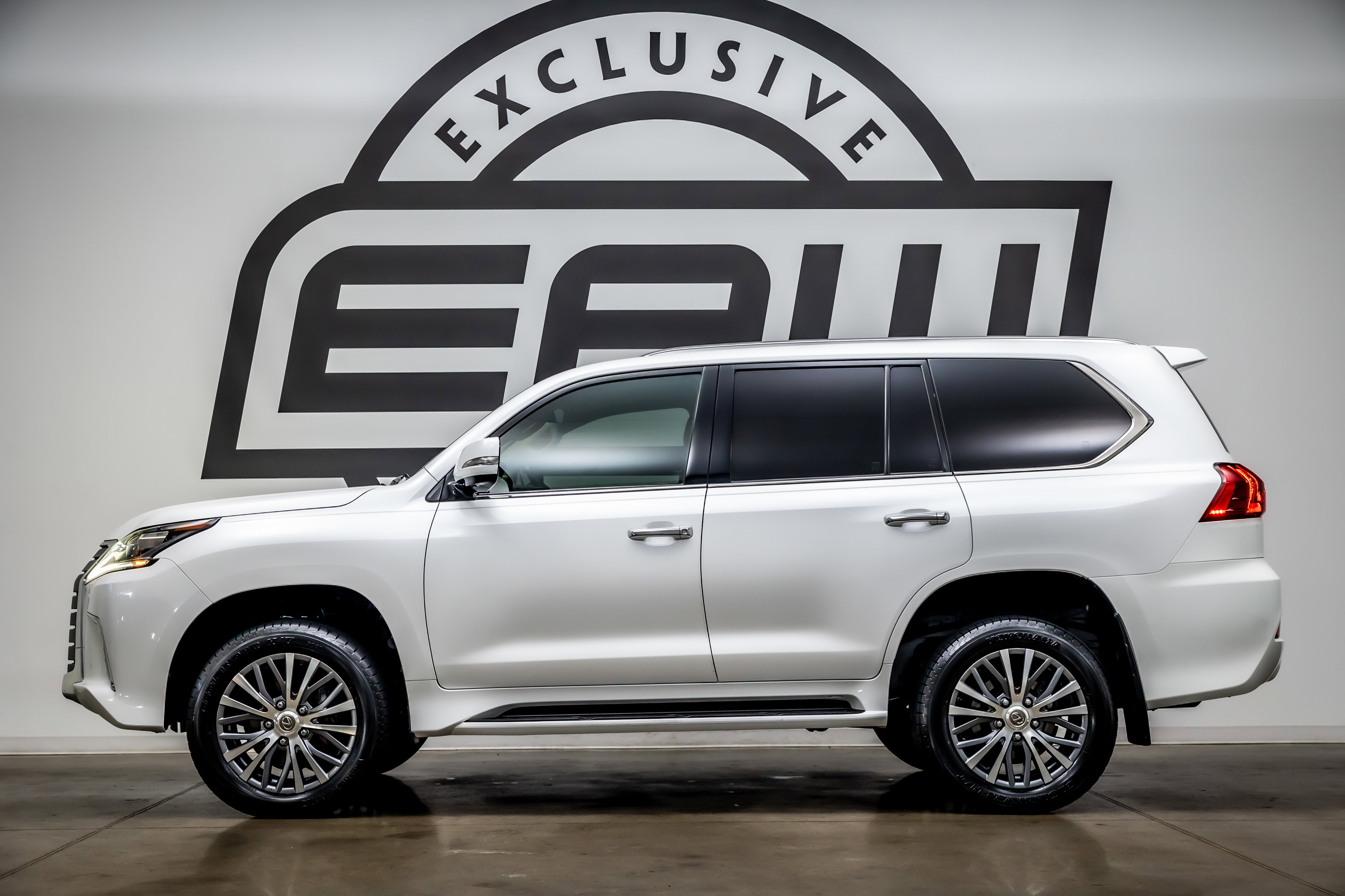 Used 2017 Lexus LX 570 4WD w/ Luxury Package image 5