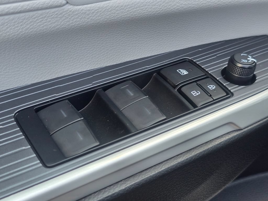 Used 2025 Toyota Sienna XLE FWD image 27