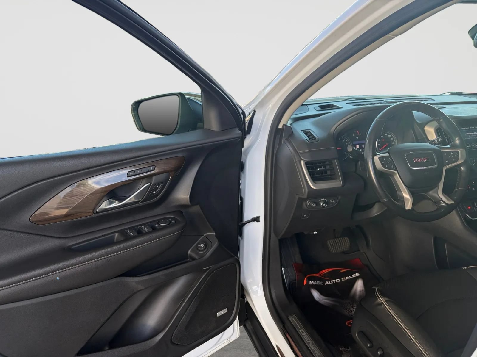 Used 2020 GMC Terrain Denali w/ Denali Premium Package AWD/4WD image 11
