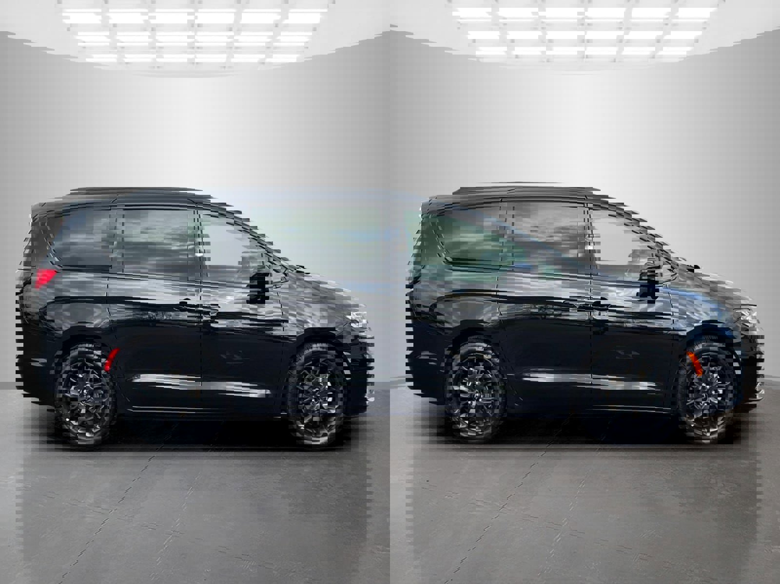 Used 2025 Chrysler Pacifica Limited image 3