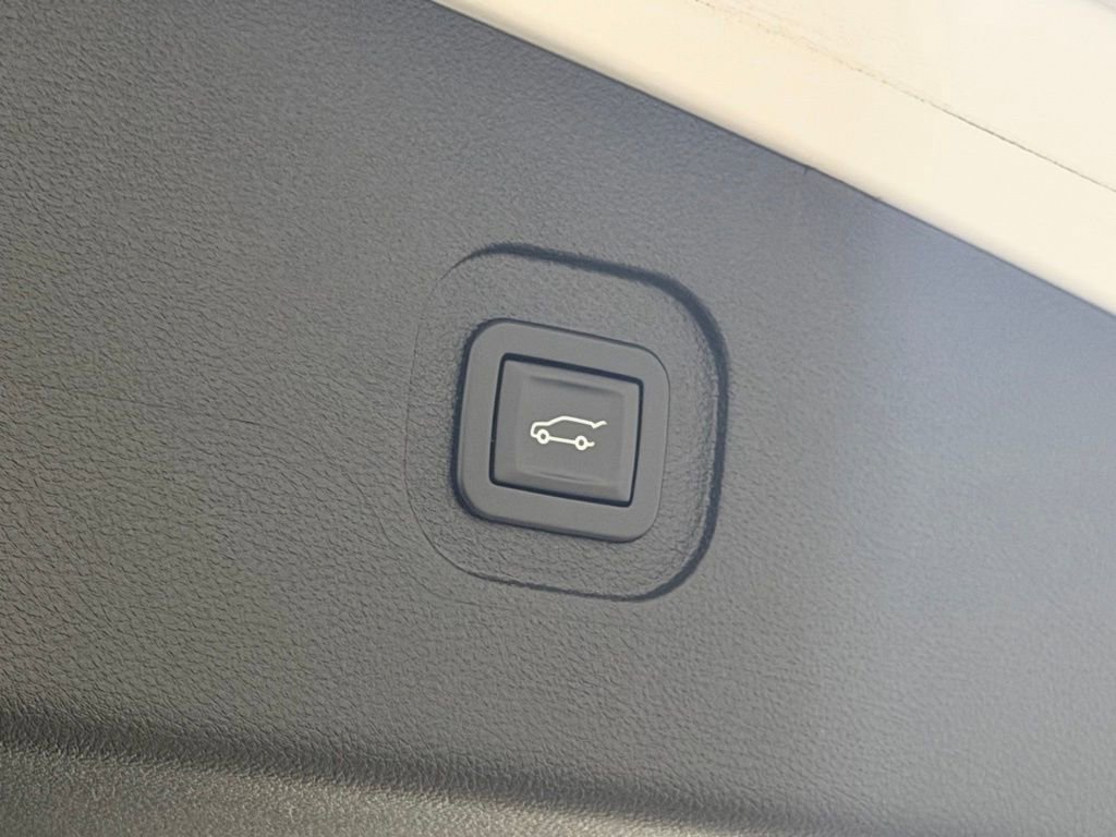 Used 2017 Chevrolet Equinox Premier w/ Enhanced Convenience Package image 18