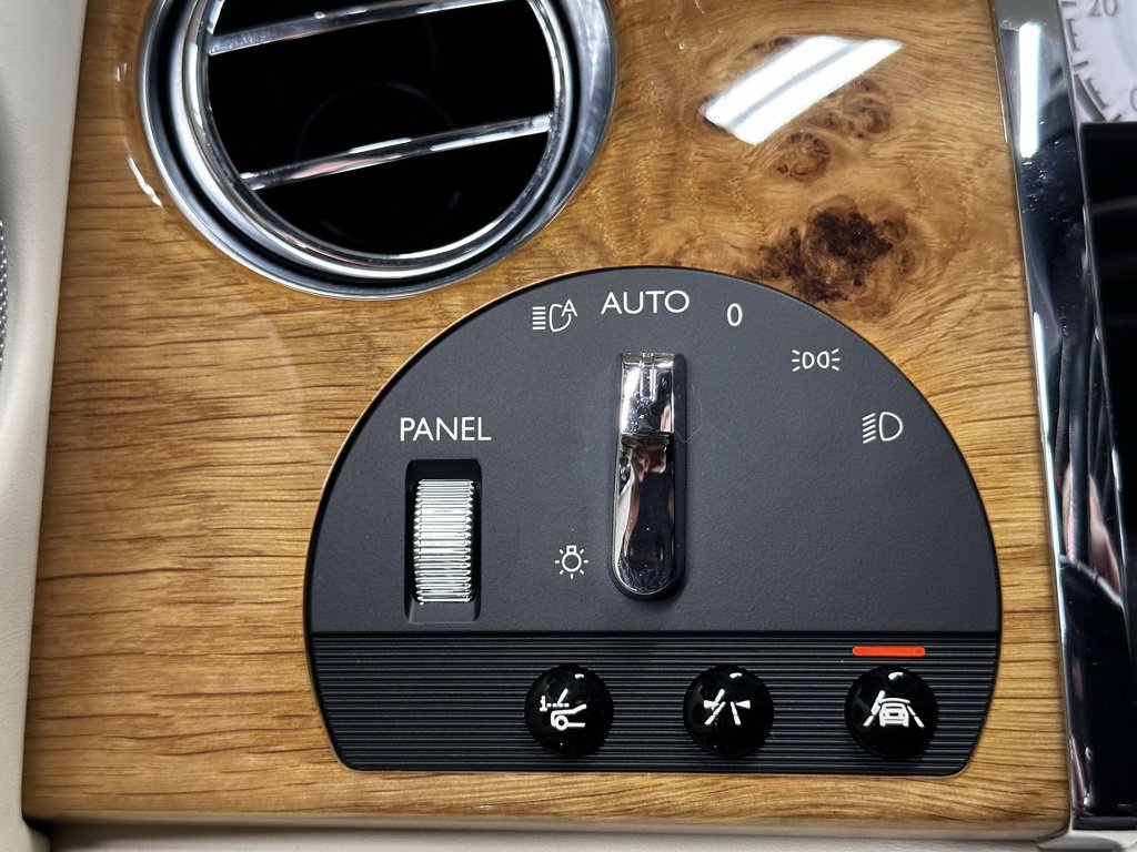 Used 2020 Rolls-Royce Dawn image 27