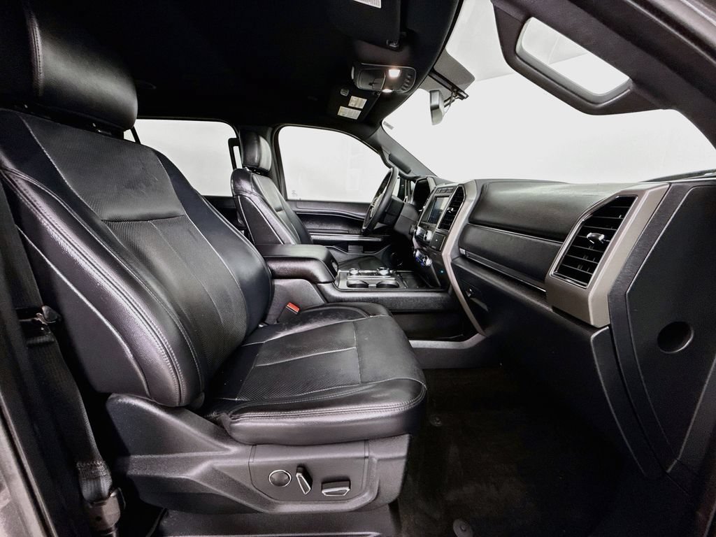 Used 2018 Ford Expedition XLT w/ Equipment Group 202A AWD/4WD image 30
