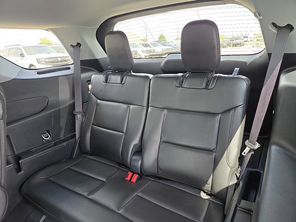 Used 2024 Ford Explorer XLT w/ Equipment Group 202A AWD/4WD image 18