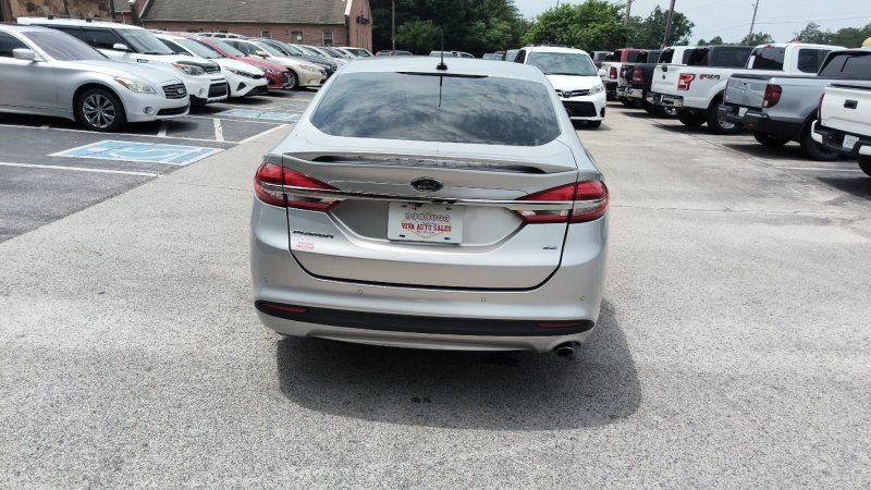 Used 2018 Ford Fusion SE w/ Equipment Group 201A FWD image 4