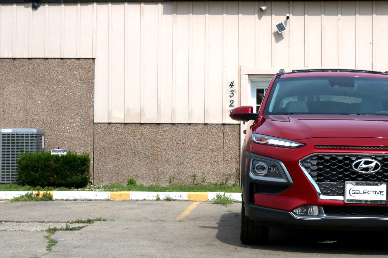 Used 2021 Hyundai Kona Limited w/ Winter Weather Package image 3