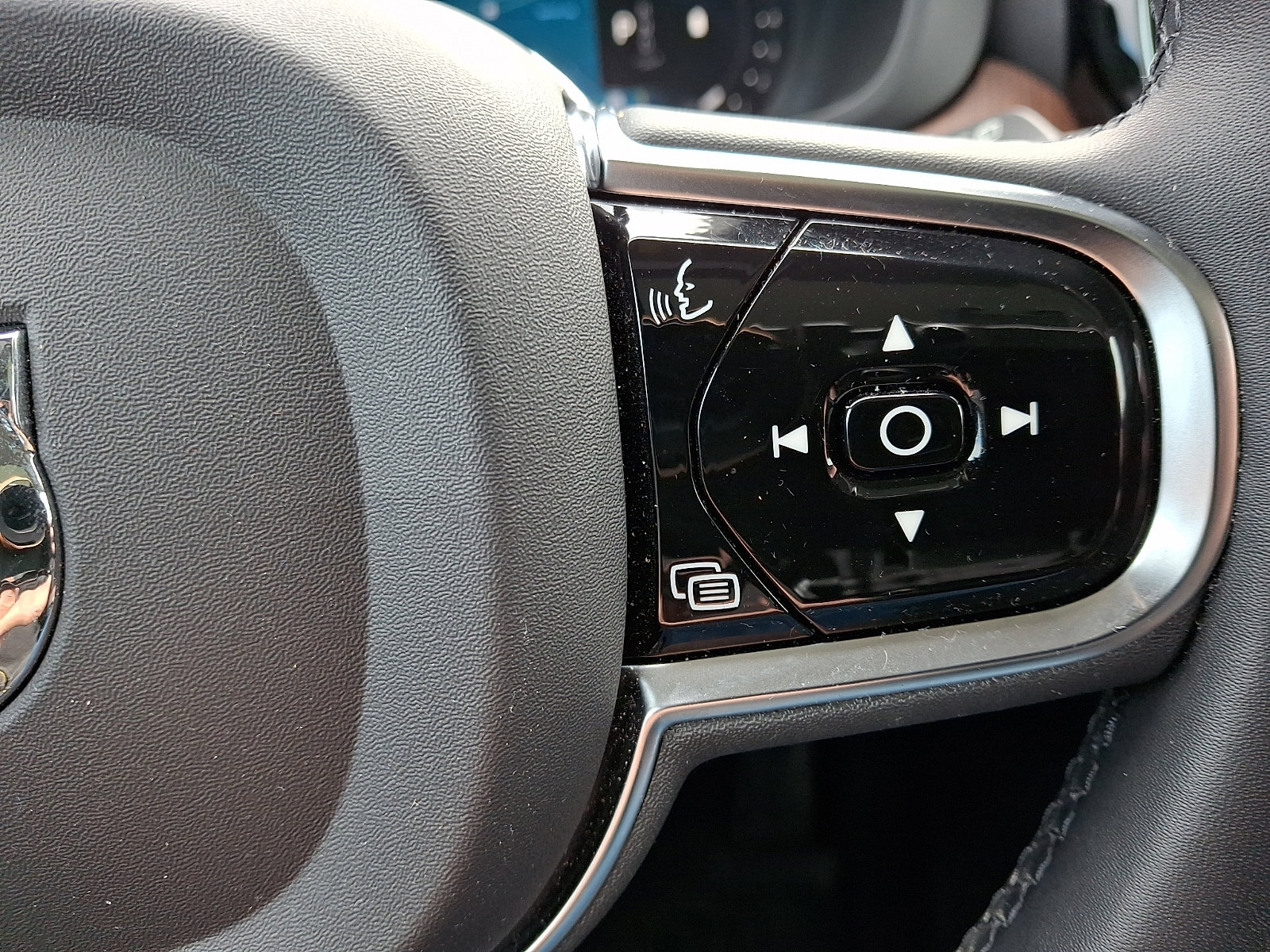 Certified 2023 Volvo XC60 B5 Plus w/ Climate Package image 22