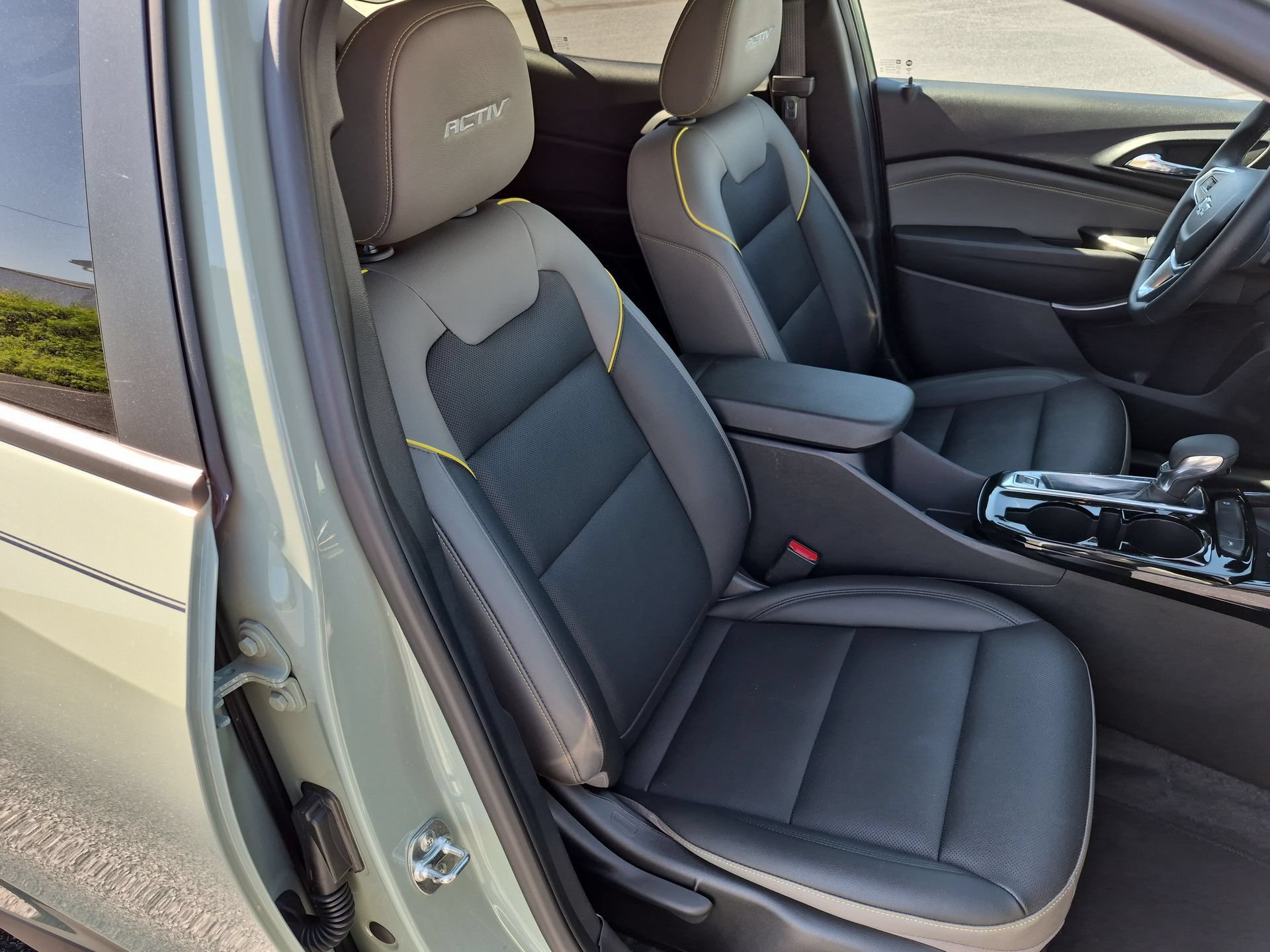 Used 2025 Chevrolet Trax ACTIV w/ Sunroof Package FWD image 27
