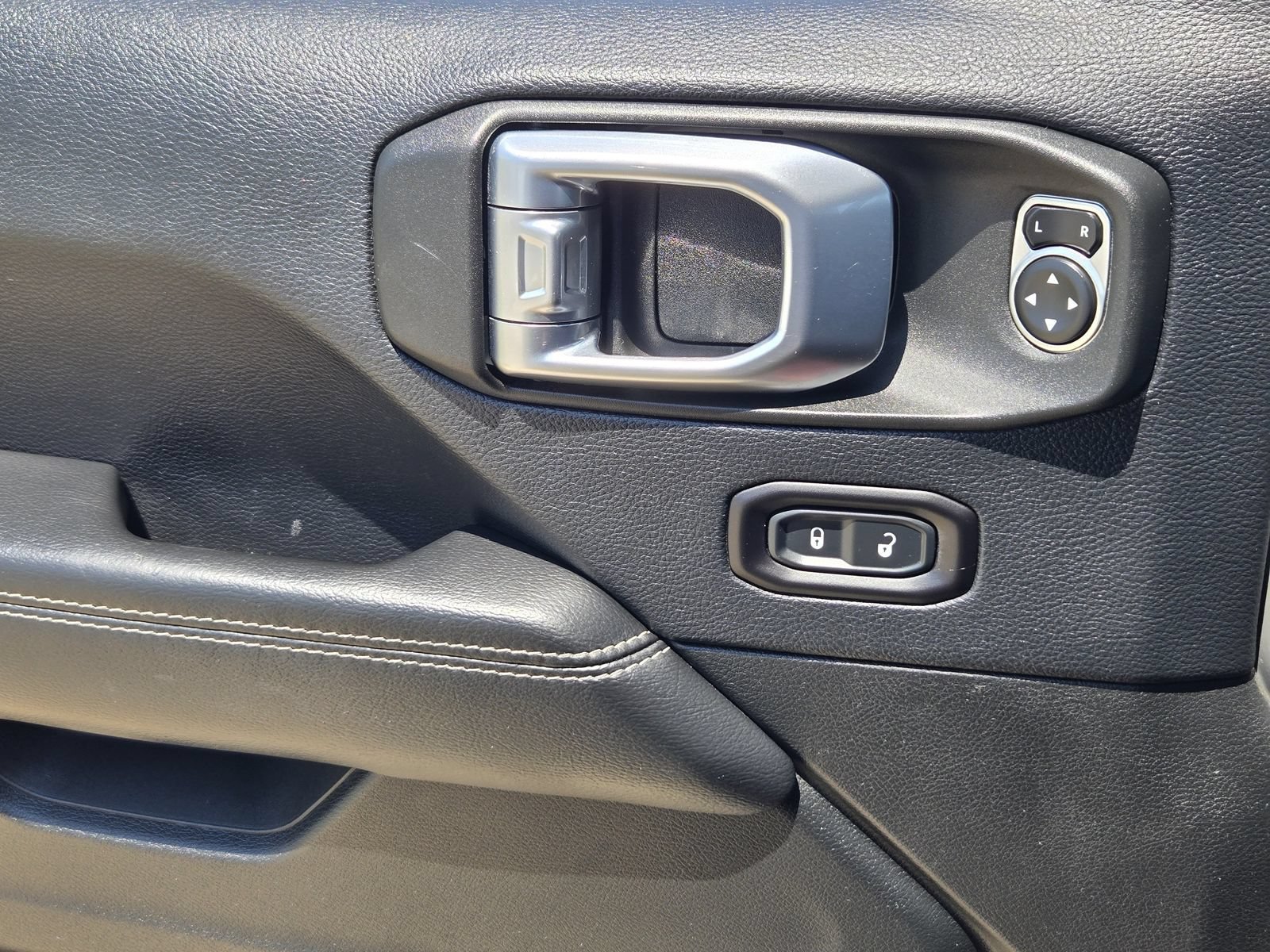 Used 2018 Jeep Wrangler Unlimited Sahara AWD/4WD image 23