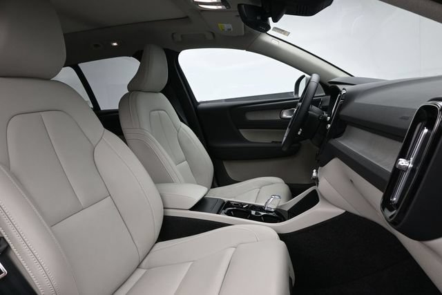 Used 2025 Volvo XC40 B5 Plus AWD/4WD image 33
