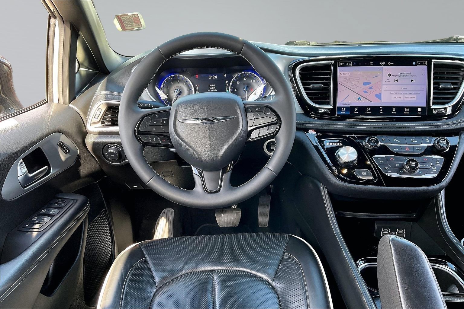 Used 2025 Chrysler Pacifica Limited image 5