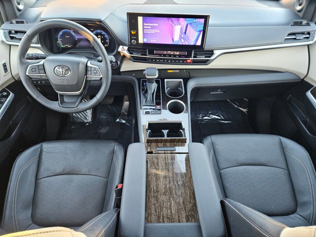 Used 2025 Toyota Sienna Platinum image 9