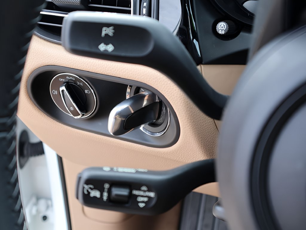 Certified 2024 Porsche Macan S AWD/4WD image 32
